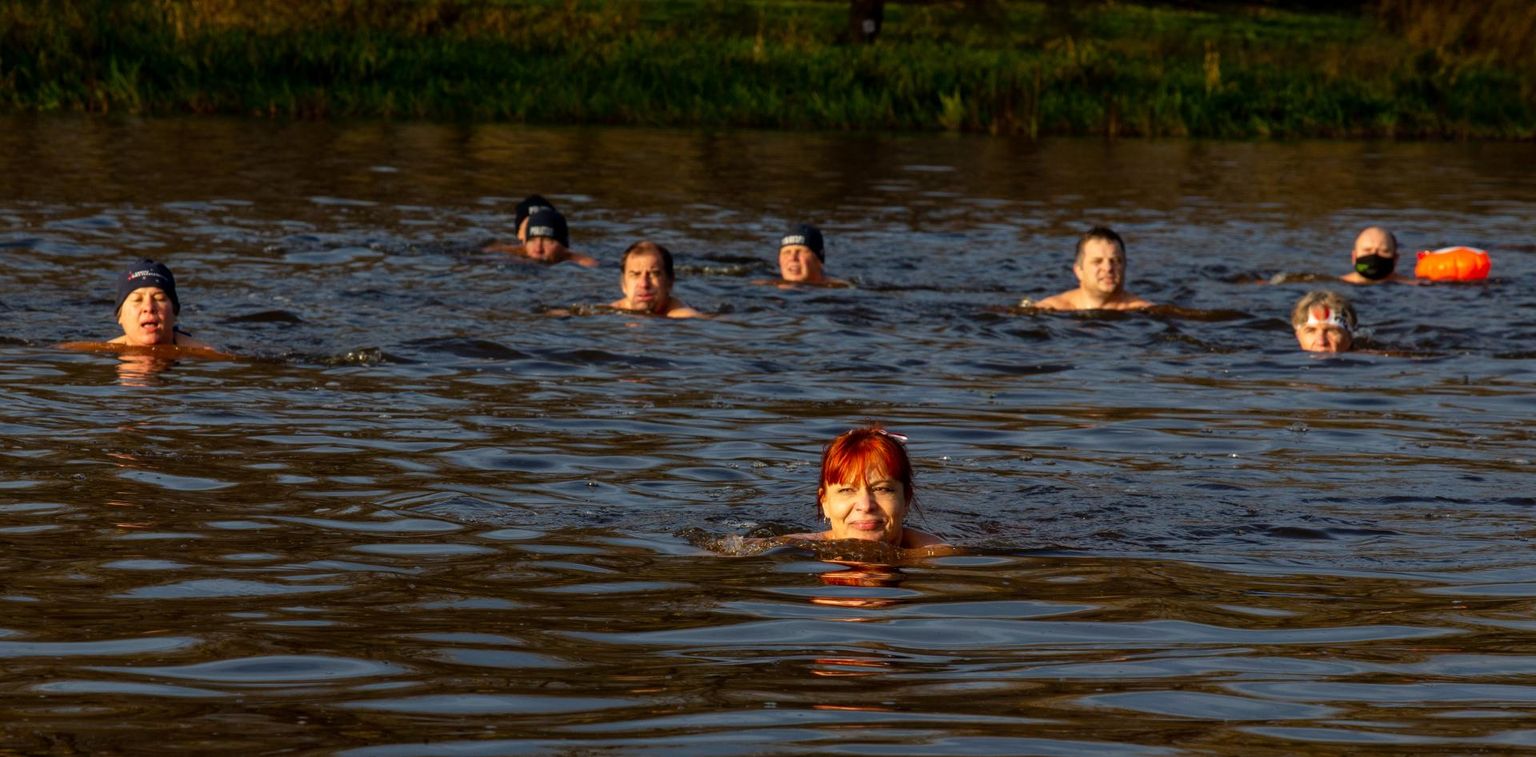 Paarkümmend suplejat ujus eile politsei aastapäeva puhul Emajões 102 meetrit.