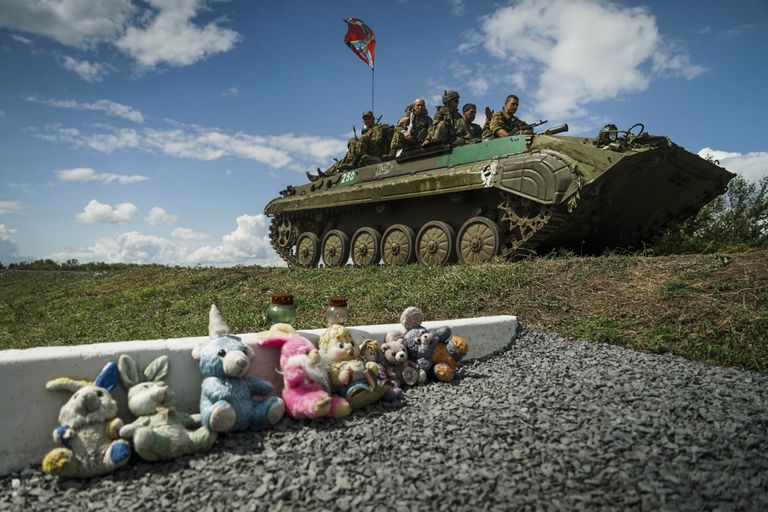 Venemeelsed mässulised möödumas MH17 ohvrite mälestusmärgist Foto:Scanpix