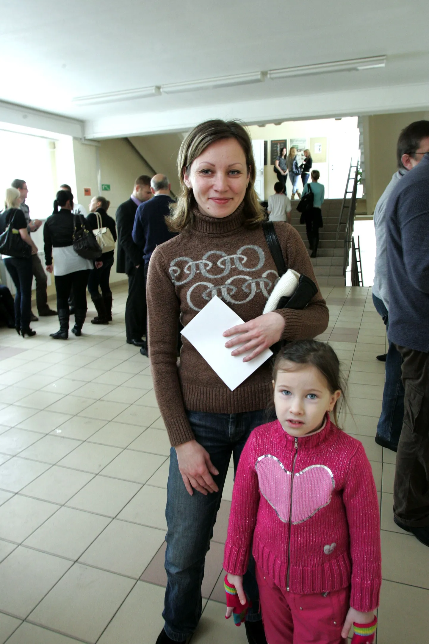 Töötu Jelena Serebrjakova oli klubisse tulnud koos pisitütre Juliaga.