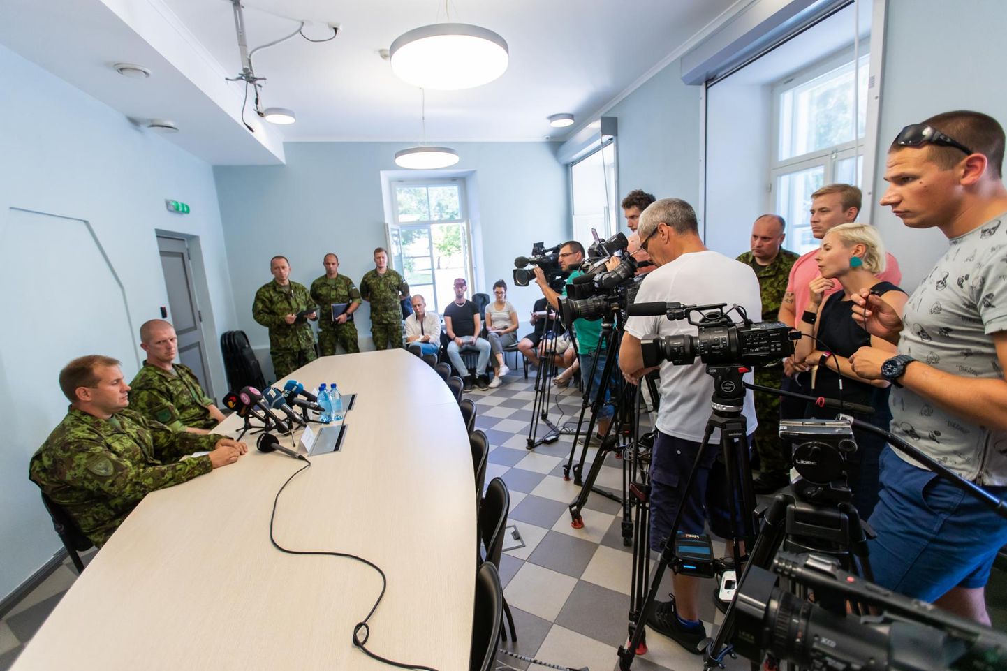 Командующий ВВС, полковник Рийво Валге и командующий Генштабом Вооруженных сил, генерал-майор Мартин Херем рассказали на пресс-конференции об обстоятельствах запуска ракеты.