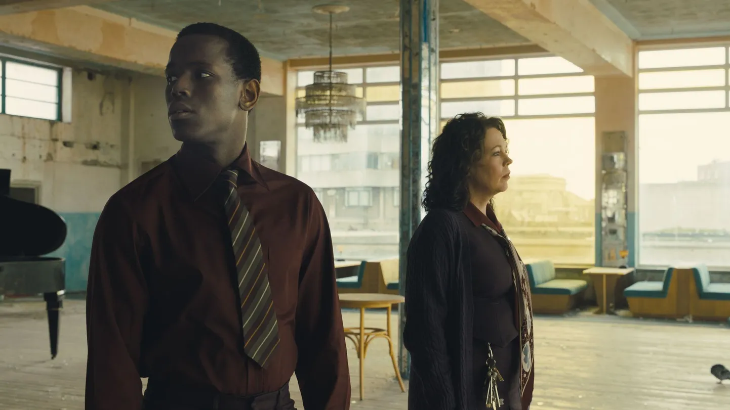 Micheal Ward ja Olivia Colman teevad toredad rollis Sam Mendese magusvalusas filmis «Valguse impeerium»
