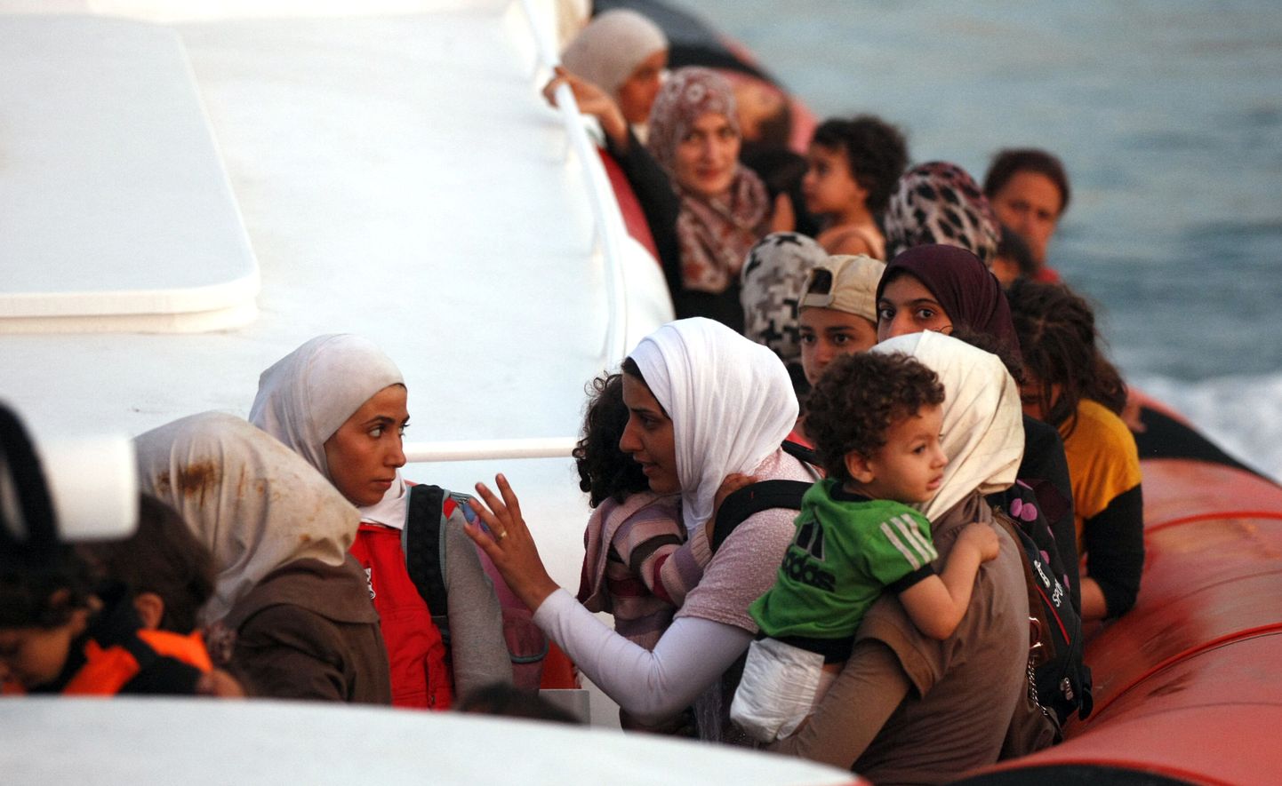 Rannavalve päästepaadis Sitsiilias Siracusa sadamas on ülekaalus Süüriast pärit põgenikud.