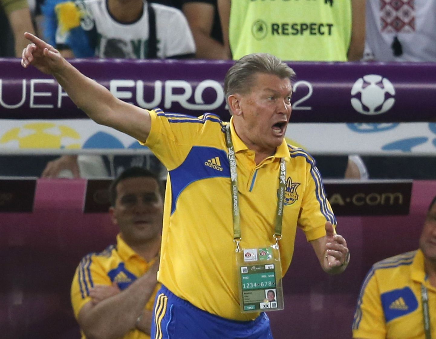 Олег Блохин руководит сборной Украины во время матча Евро-2012.