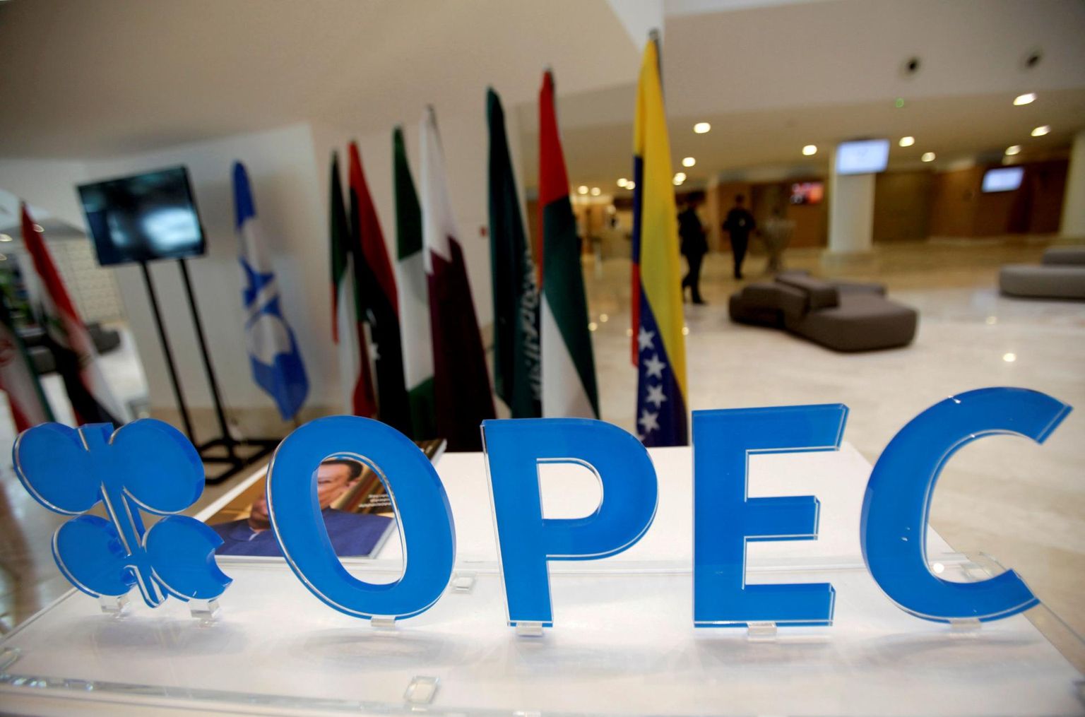 OPEC+ liikmesriikide lipud.