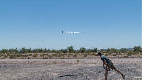 RASKE ÕPPUSTEL ⟩ Pentagon proovis suure drooniparve tõrjumist
