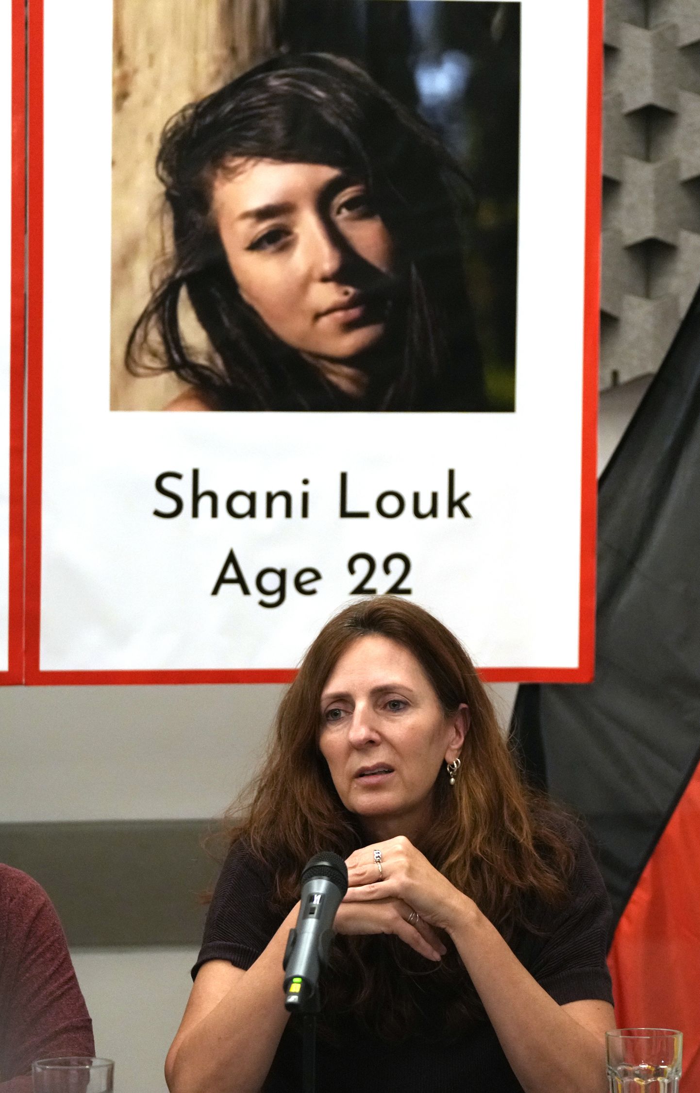 Saksa-Iisareli kodakondsusega Ricarda Louk 17. oktoobril 2023 Iisarelis Tel Avivis pressikonverentsil rääkimas oma tütrest Shani Loukist, kelle Hamas röövis 7. oktoobril 2023 Negevi kõrbes toimunud tehnomuusikafestivalil.