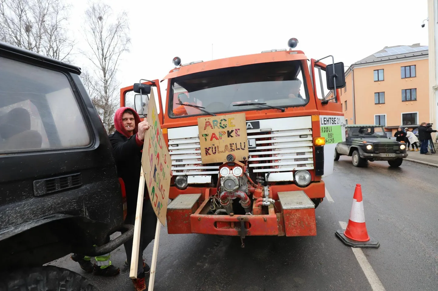 Пикет перед зданием волостного собрания Тапа. Жители Тапа, Янеда и Лехтсе протестовали против упразднения 7-9-х классов в основных школах и разделения Тапаской гимназии.