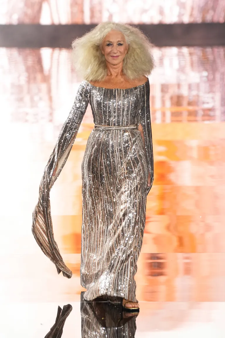 Helen Mirrenwalking the runway during the "Le Defile - Walk Your Worth" - 6th L'Oreal Show as part of Paris Fashion Week at the Eiffel Tower on October 01, 2023 in Paris, France.//03VULAURENT_2023FW09VU_03252/Credit:Laurent VU/SIPA/2310020247