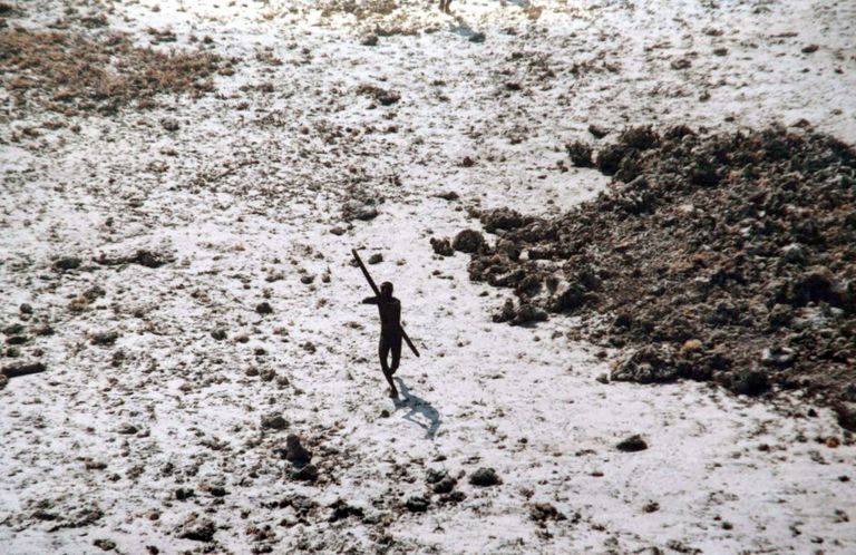 India rannavalve helikopterilt tehtud foto Põhja-Sentineli saare põliselanikust