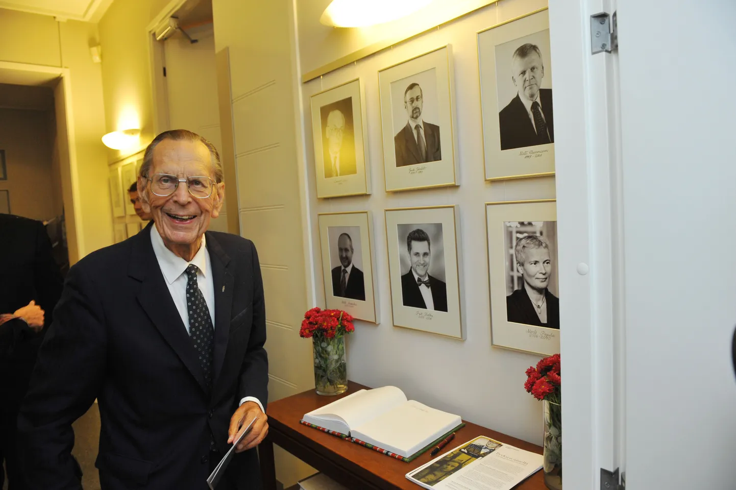 Max Jakobson president Toomas Hendrik Ilvese raamatu esitlusel Helsingis Eesti saatkonnas septembris 2011.