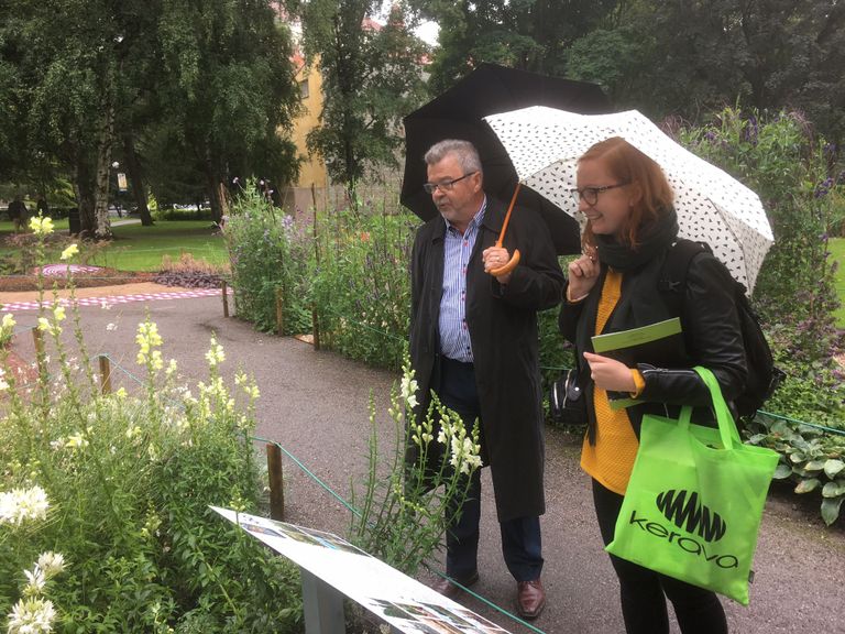 Kerava linna esindajad Veikko T. Valkonen ja Ulla Eriksson tutvusid lillefestivali lõputseremoonia eel Helsingi linnaaia istutusalaga. Järgmisel aastal loodavad nemad osaleda ning miks mitte, ka võita! 