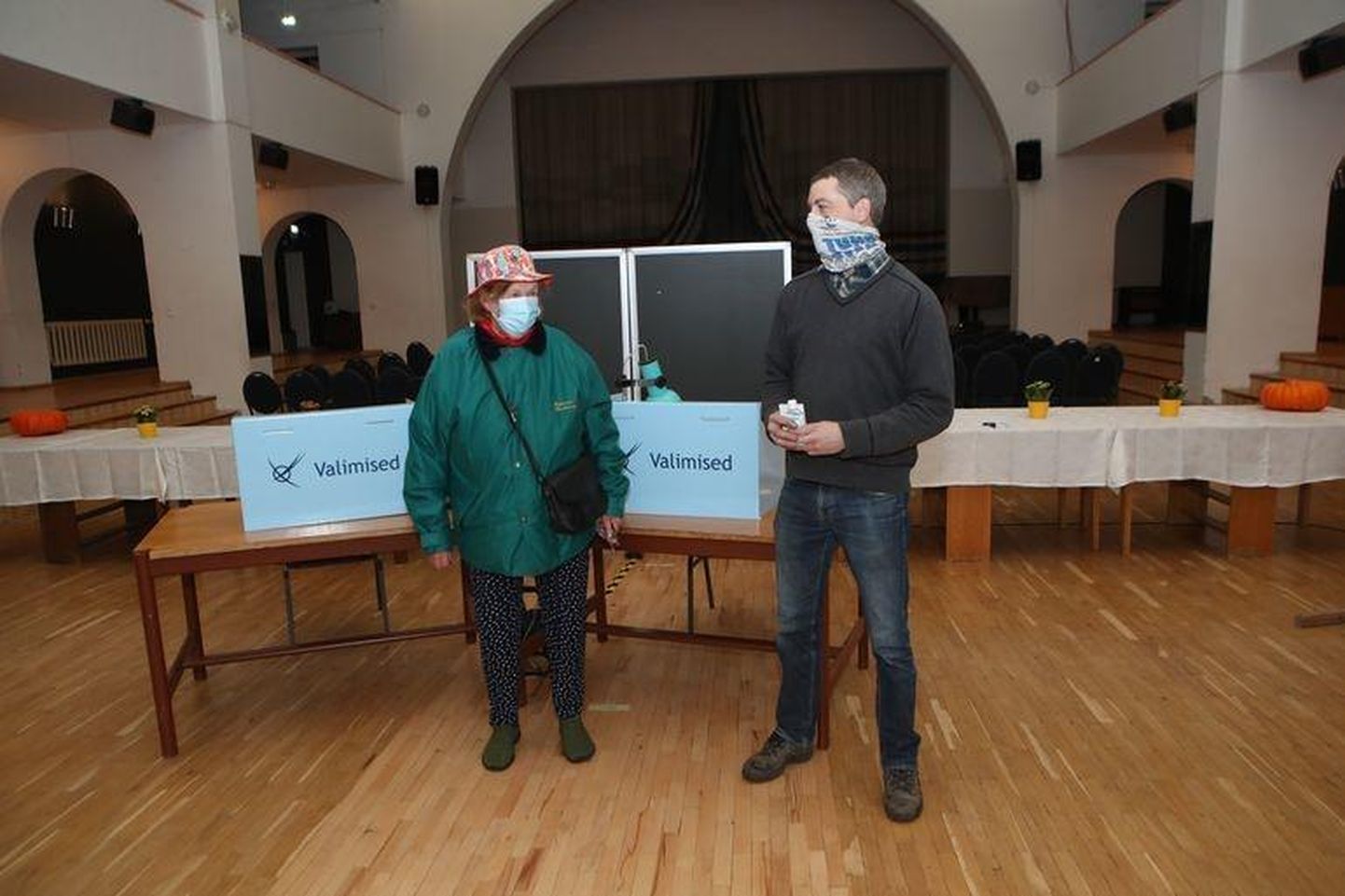Tornimäe sajas valija, Hannes (paremal) ära nähtud, saab valija Helju (vasakul) rahus koju minna.