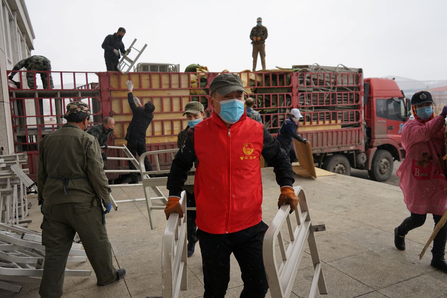 Hiina töölised ja vabatahtlikud aitamas kaasa Suifenhe ajutise haigla püstitamisele.