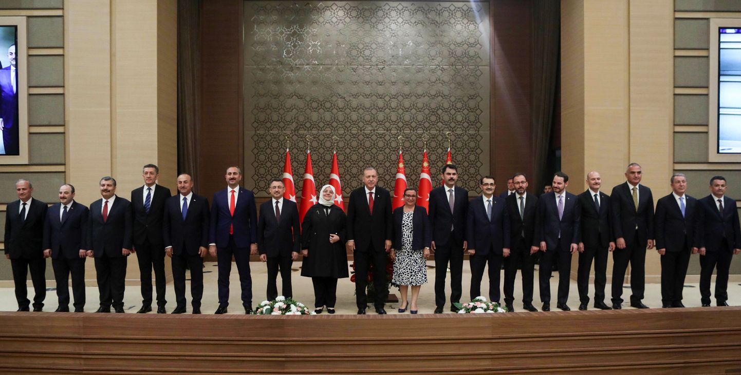 Türgi president Recep Tayyip Erdoğan koos uue valitsuse liikmetega.