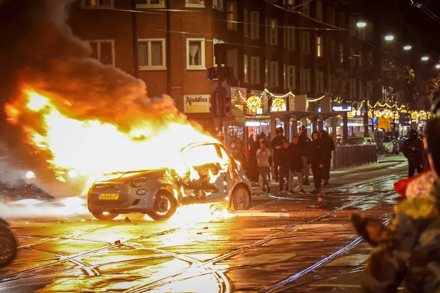 Maroko jalgpallikoondise fännide poolt süüdatud auto Amsterdamis.