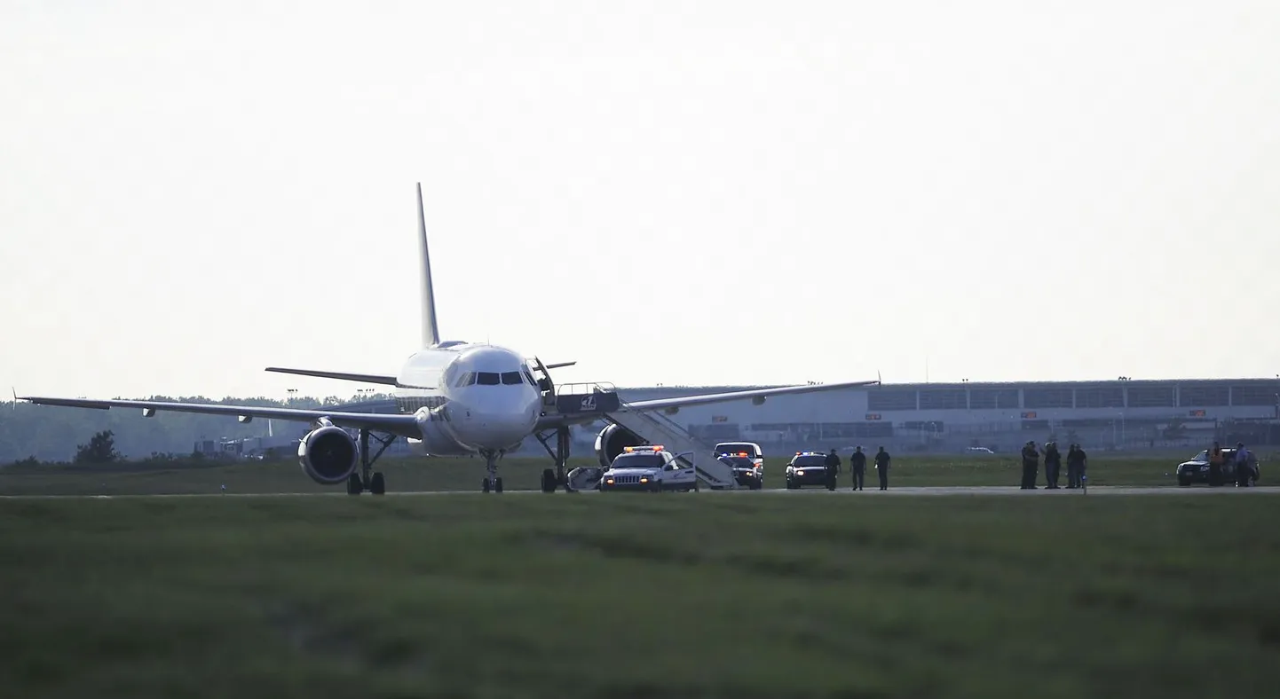USA julgeolekutöötajad eile Detroidi lennuväljal kontrollimas Frontier Airlinesi lennukit.