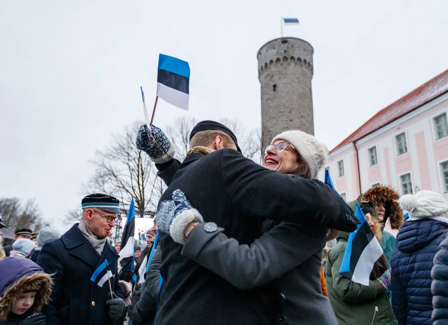 Tallinnas algab vabariigi aastapäev piduliku lipuheiskamisega Toompeal Kuberneri aias.