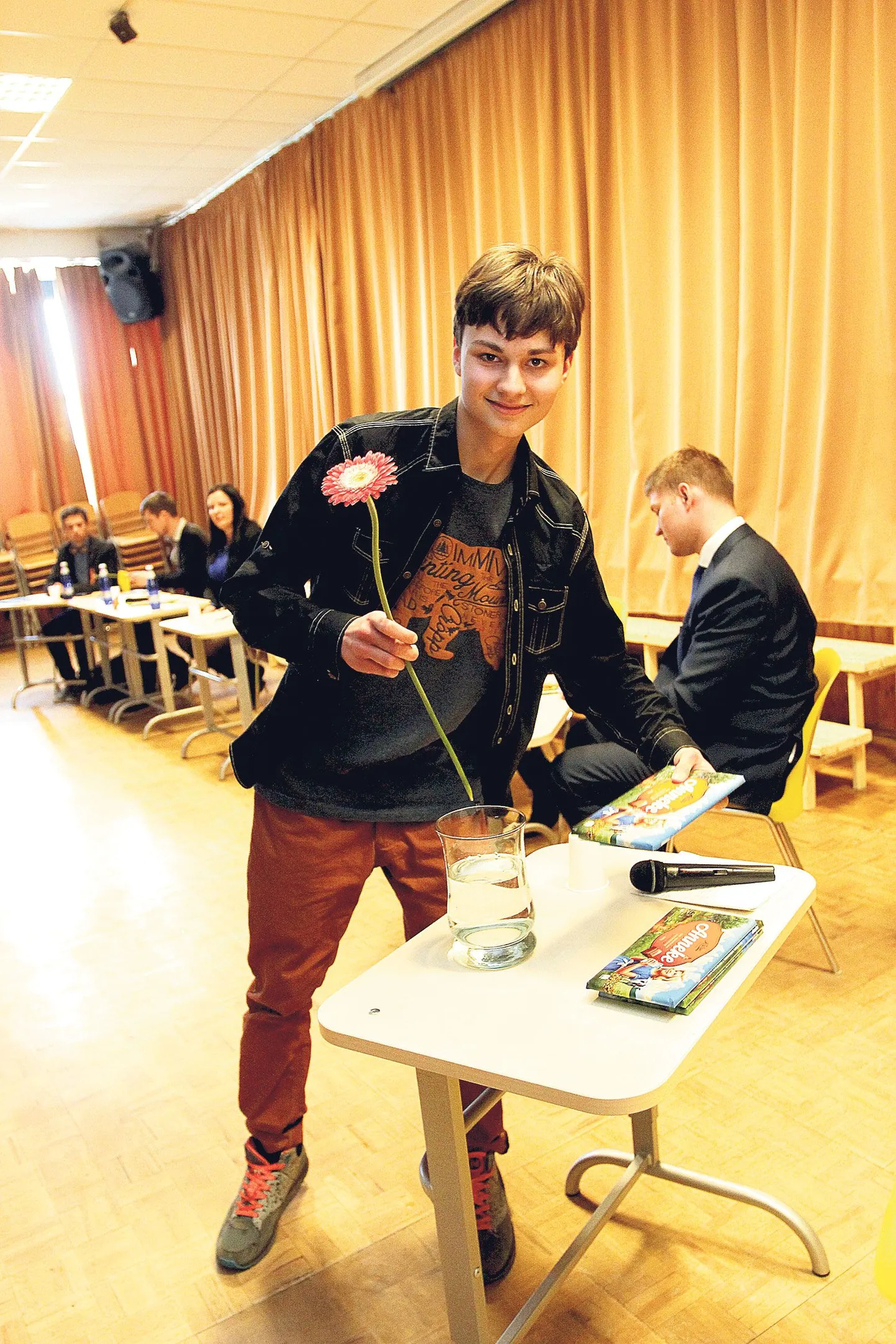 Aleks Desjatnikov tänas punaste gerberate ja Annekese šokolaadidega poliitikuid, kes võtsid avasüli vastu tema kutse tulla kooli ning olid nõus noorte ees rääkima enda poliitikuks saamise teekonnast ja sellest, miks ei tohiks noored jääda ühiskonnas toimuva suhtes ükskõikseks.