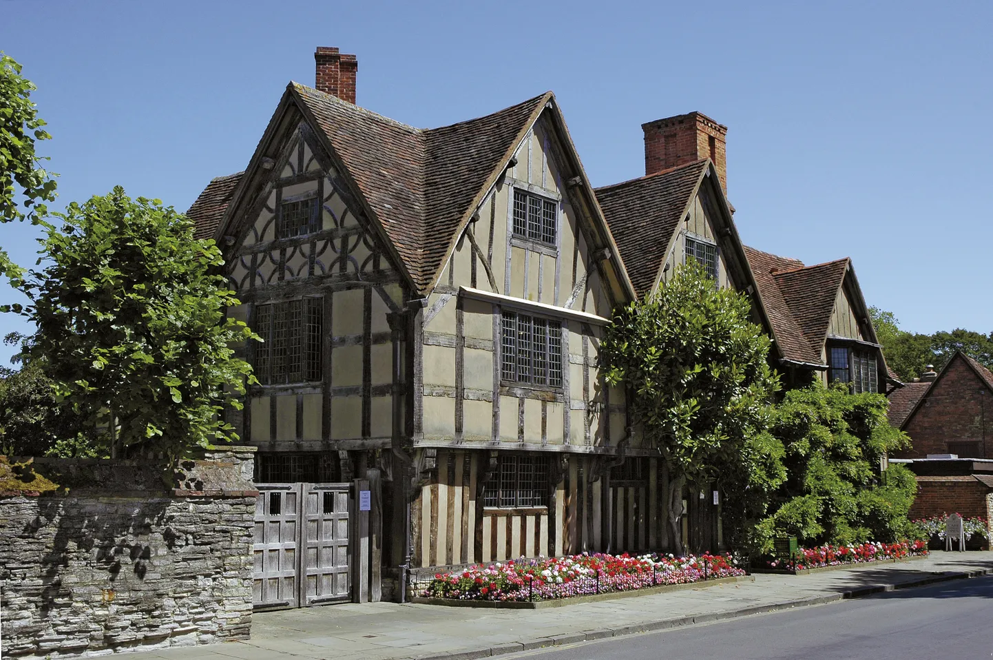 Shakespeare'i sünnikohas Stratford-upon-Avonis asuv maja Hall's Croft kuulus Shakespeare'i tütrele Susannale ja tema arstist abikaasale. Kuid maja oli vaikselt hävimas.
