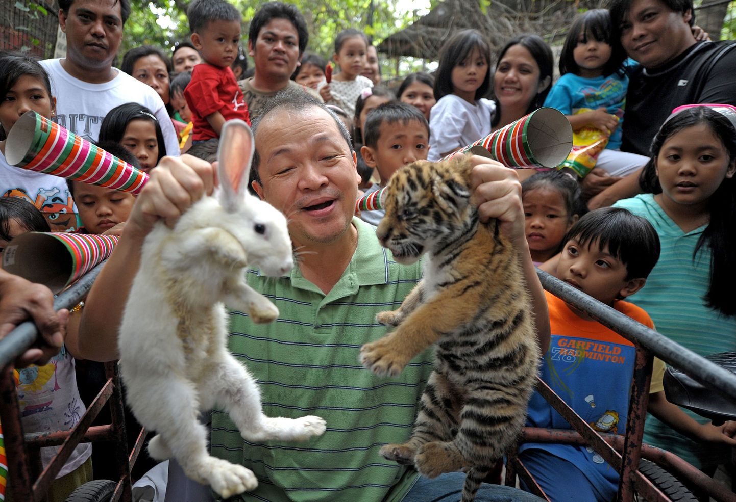 Filipiinide Malaboni loomaia omanik  Manny Tangco tutvustamas külastajatele jänest ja tiigrit