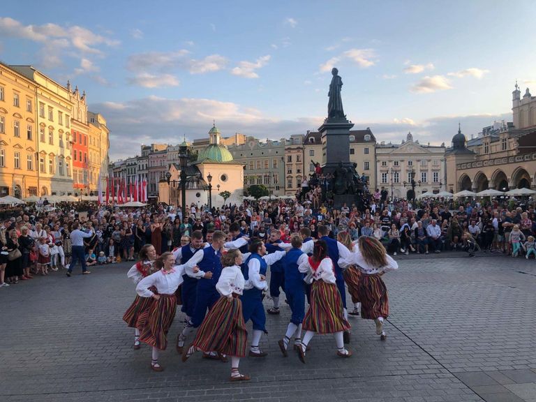 Rahvatantsuansambel Kajakas tantsis Krakovi peaväljakul, mida kogunes vaatama hulgaliselt inimesi.