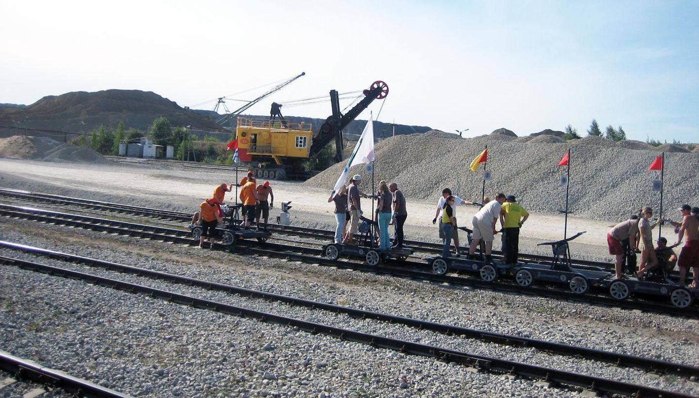 Relsiralli käsidresiinide karavan jõuab Estonia kaevandusse.