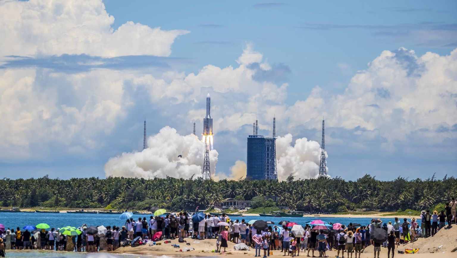 Hiina kosmoseaparaati Tianwen-1 kandev rakett startis eile Wenchangist Hainani saarelt. 