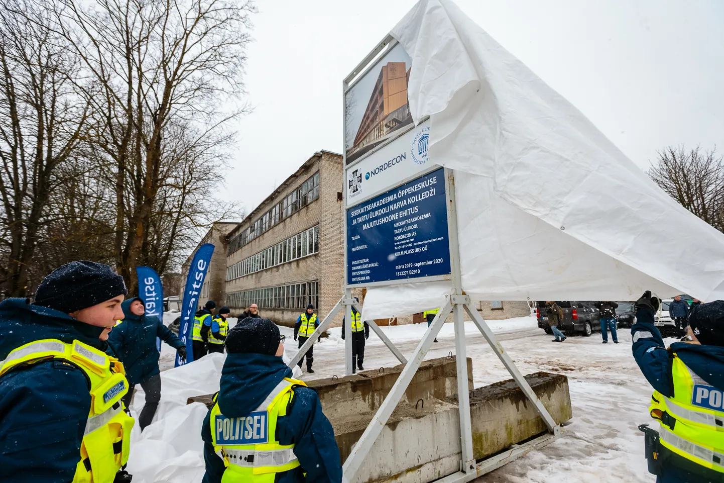 28. veebruaril toimunud ehitusplatsi sümboolse avamise tseremoonial märgiti, et tegemist on üsnagi keerulise projektiga: nii suuri puitmaju − isegi tulevase hoone karkass tuleb puidust − pole Eestis varem rajatud. Sisekaitseakadeemia tulevane õppe- ja eluhoone tuleb mahult umbes kaks korda suurem kui olemasolev Taru ülikooli Narva kolledž. Ka Narva kolledžit tahtis 2010. aastal ehitama asuda seesama Nordecon, kuid ei tulnud toona ootamatult keeruliseks osutunud projektiga toime ning loobus sellest tööst. Seda nende ebaõnnestunud Narva-kogemust püütakse praegu enam mitte meenutada.