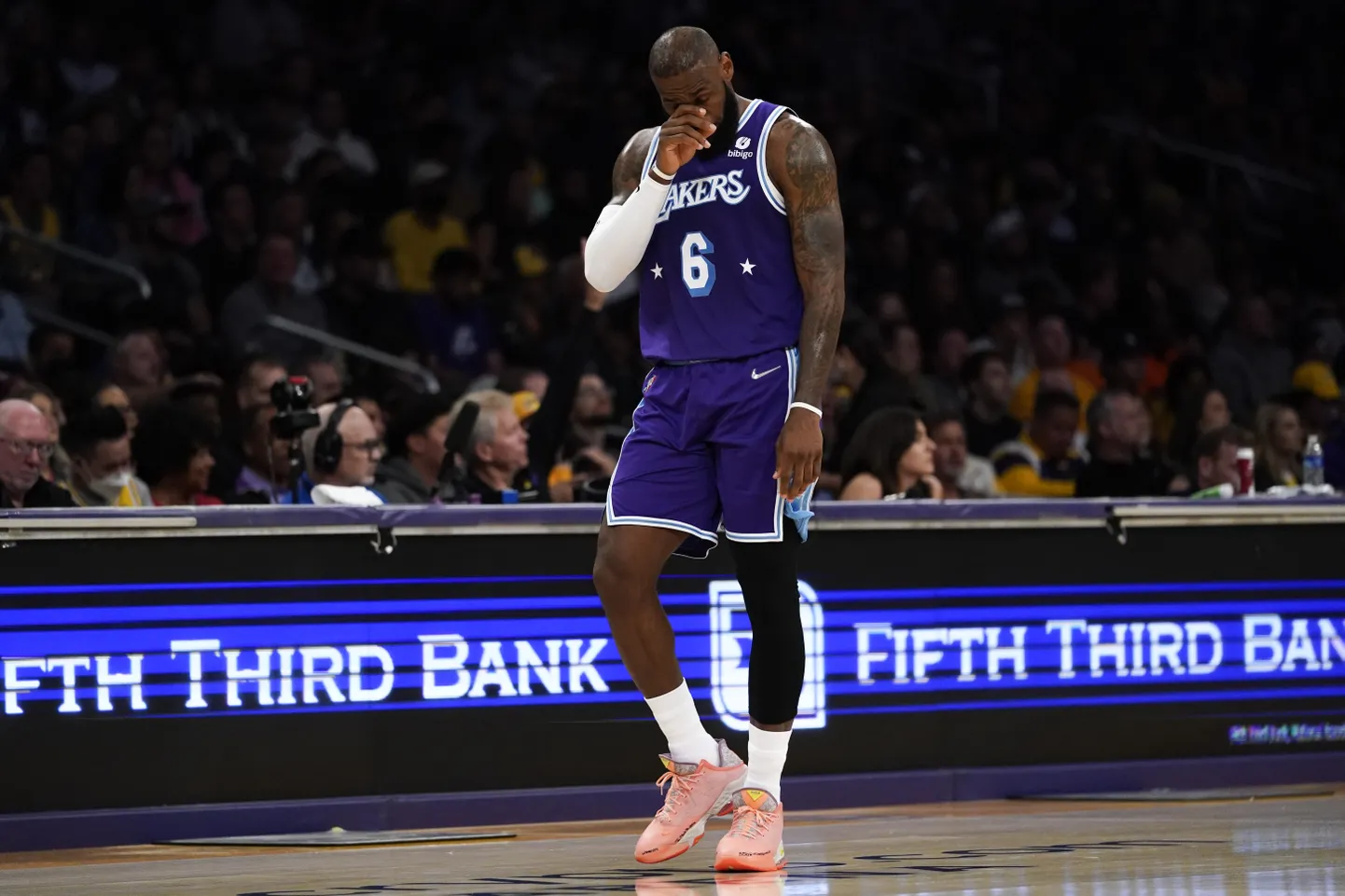 Los Angeles Lakersi tähtmängija LeBron James peab hooaja otsustavat faasi telerist vaatama.