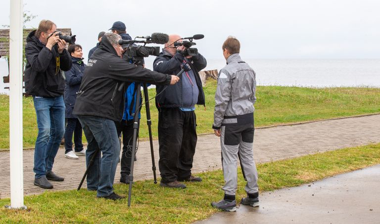 President Kersti Kaljulaid enne järvele minekut intervjuusid jagades, tagaplaanil keskkonnainspektsiooni peadirektor Olav Avarsalu samuti küsimuste tules.