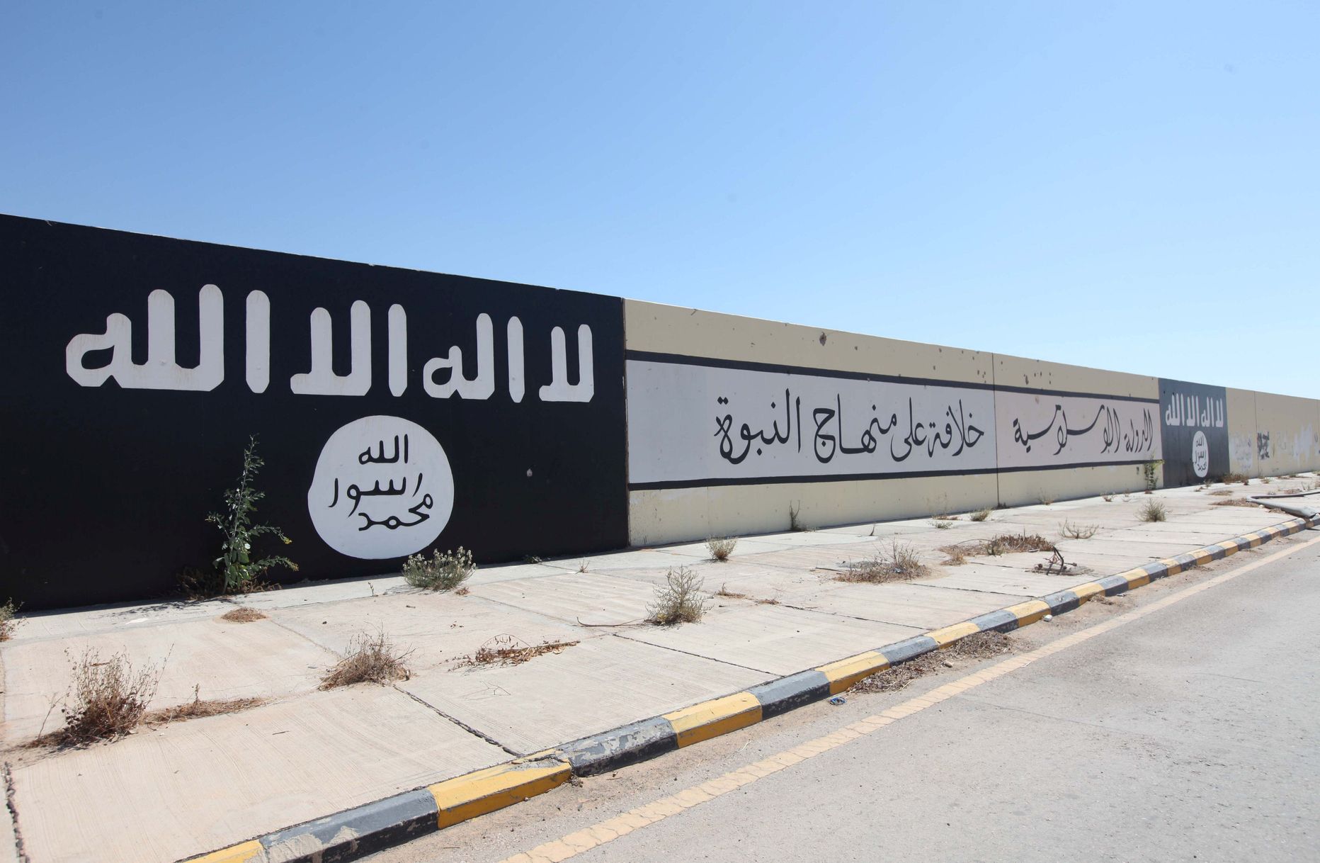 Müürile joonistatud Islamiriigi lipp