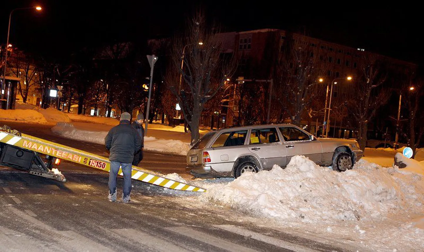 Takso Välisministeeriumi ees lumehanges.