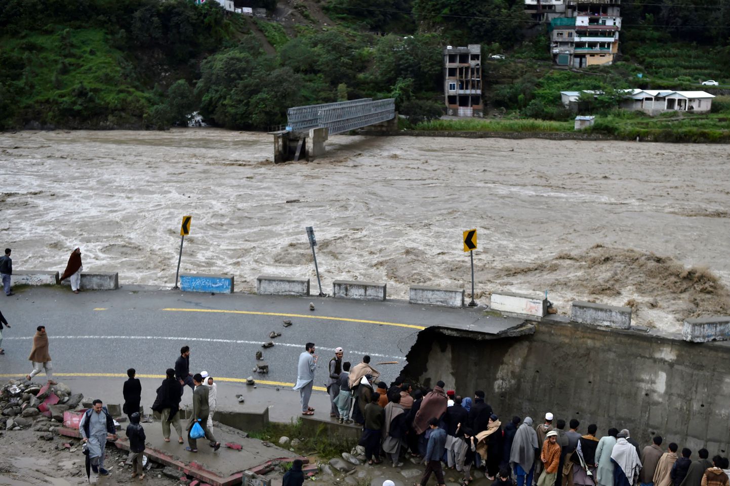 Tulvaveed on purustanud silla ja tee Madiani piirkonnas Pakistani põhjaosas Swati orus.