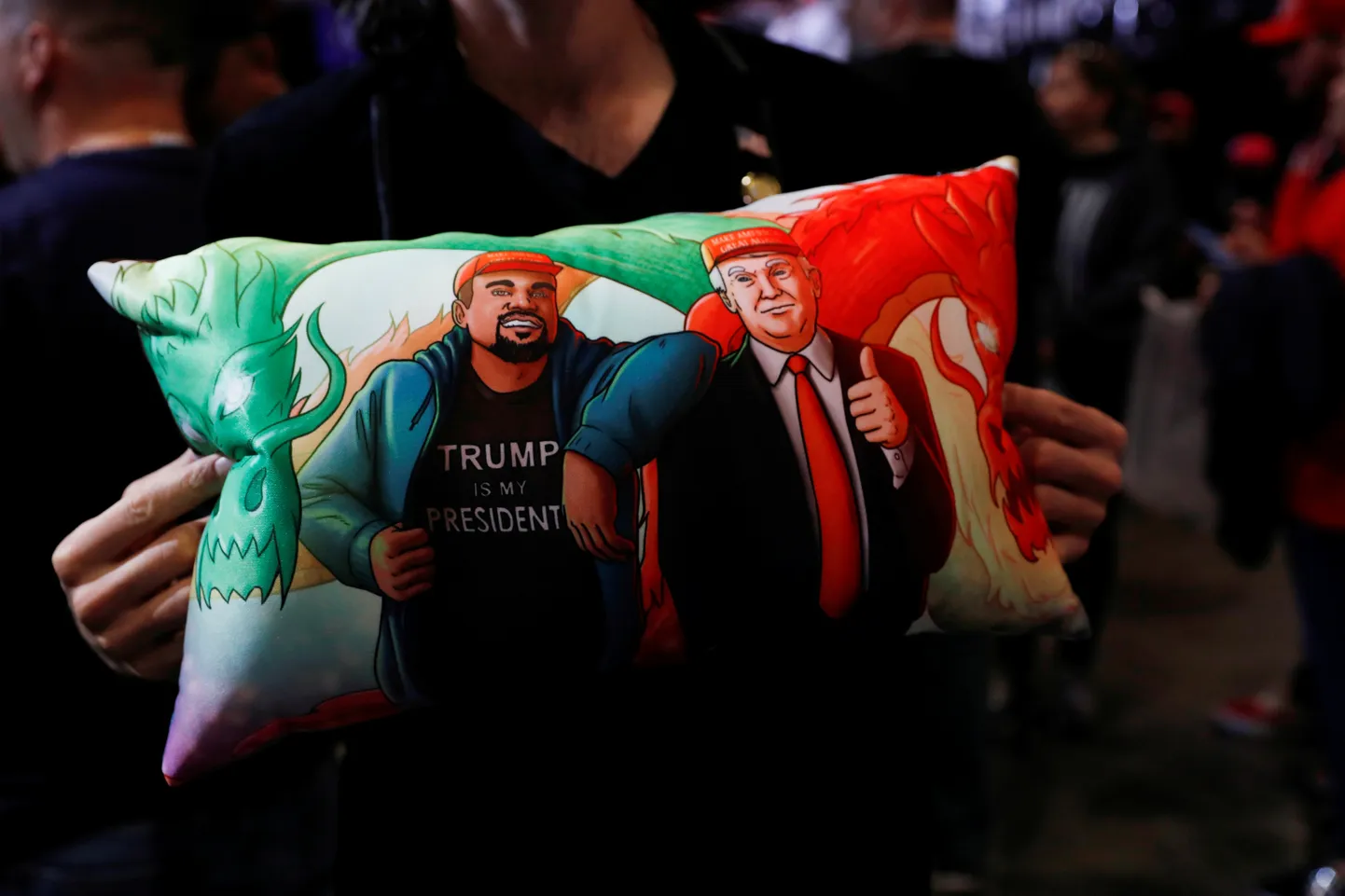 President Donald Trumpi toetaja Kanye Westi ja Trumpi kujuatava padjaga.
