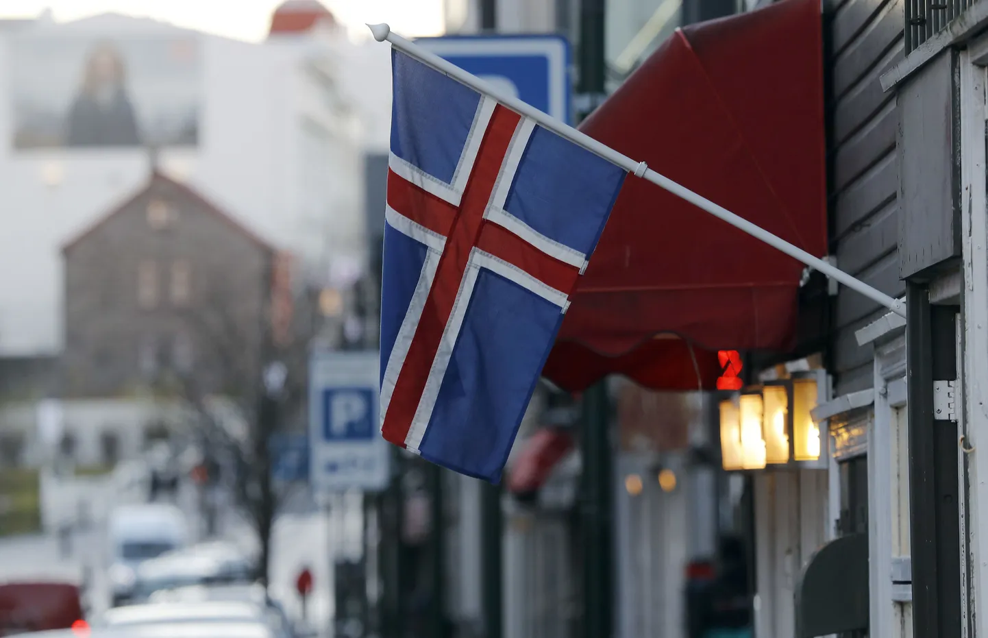 Флаг Исландии в Рейкьявике.