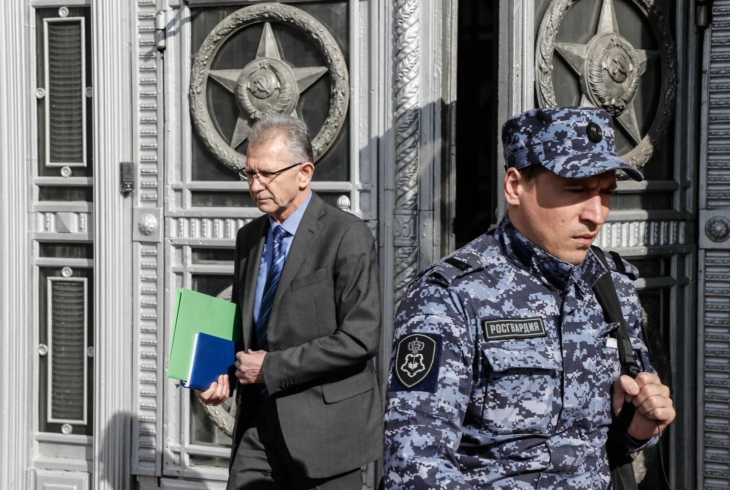 Moldovas pilnvarotais lietvedis Krievijā Serdžu Gončerenko pamet Krievijas Ārlietu ministrijas ēku Maskavā, Krievijā, 2023. gada 13. septembrī
