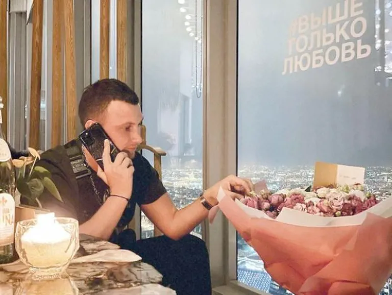 Радий Лебедев заваливает любимую цветами.