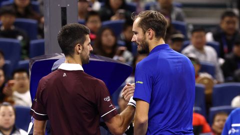 VIDEO ⟩ 39-aastane Djokovic püüab hooaja esimest esikohta, Medvedev sai poolfinaalis disklahvi