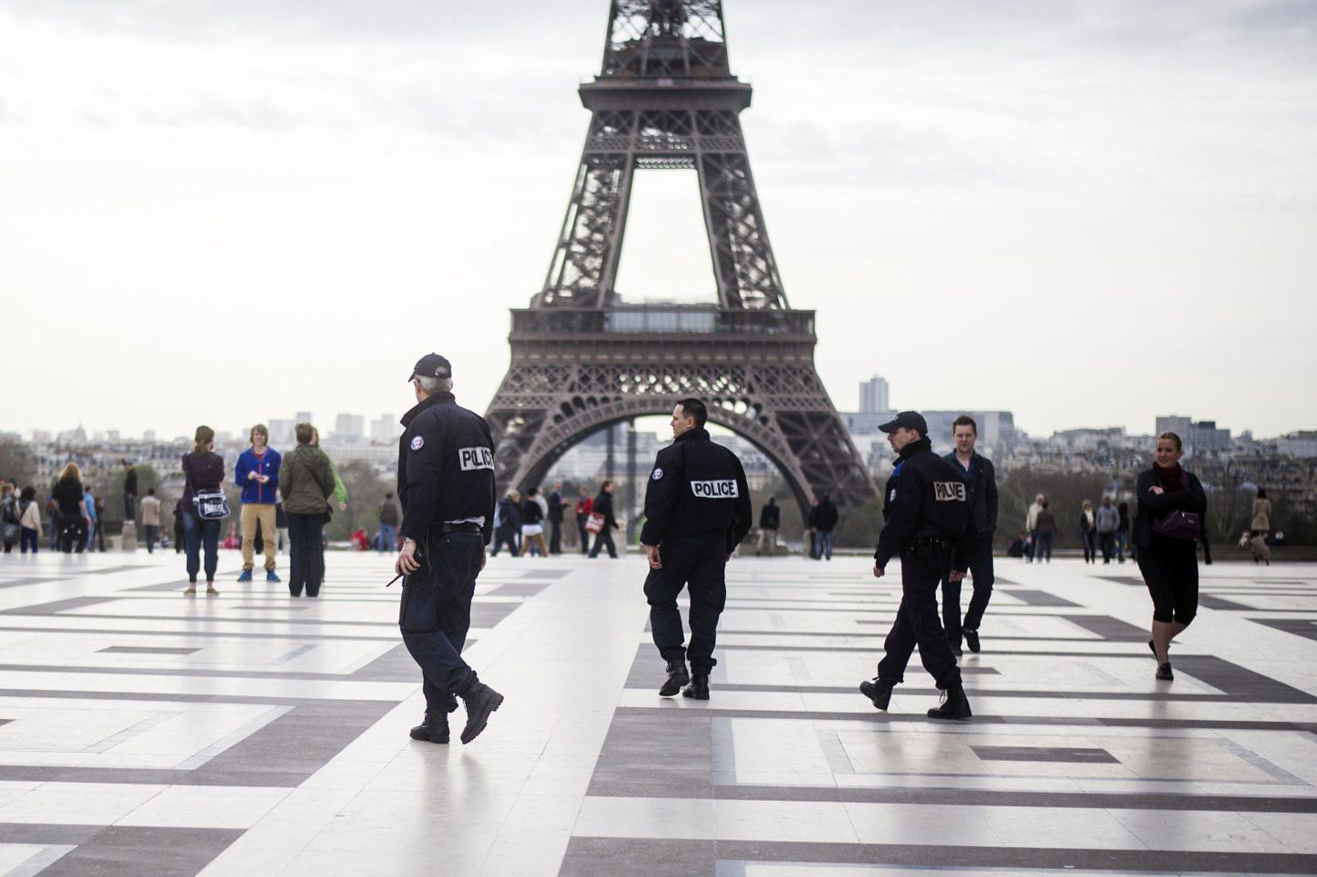 Politseipatrullid Eiffeli torni juures.