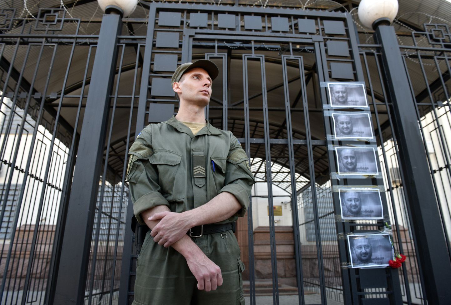 Arkadi Babotšenko pildid pandi üles Kiievi Vene saatkonna väravatele.