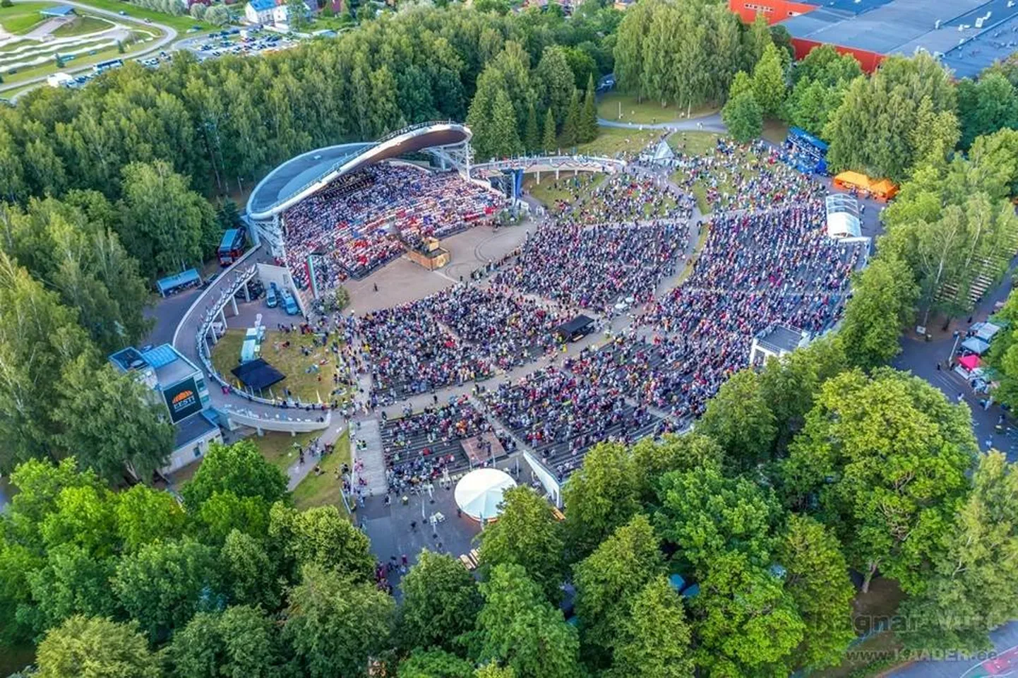 Foto laulupeo publikust laupäeval.
