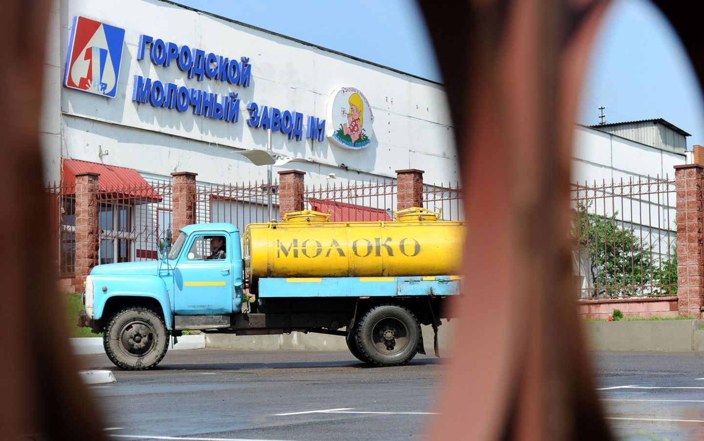 Tsisternauto Minskis piimakombinaadi nr 1 juures