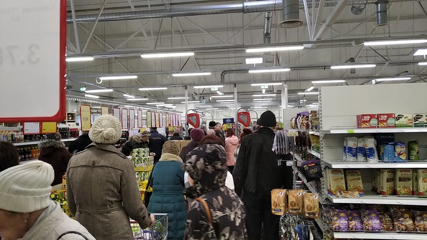 Ostupaanika Paide Grossi poes 13.märtsil.
