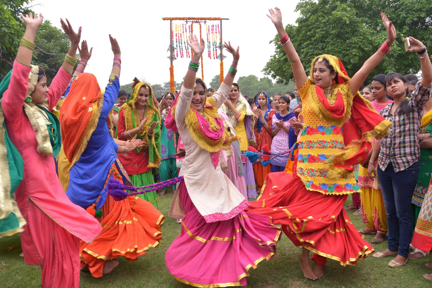 India naised tantsimas Teeji festivalil