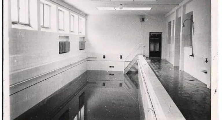 1926. aastast oli Emajõe sauna omanik Peeter Brunhof, kes ehitas sauna tublisti suuremaks. 1939. aastal valmis hoovipoolsel küljel juurdeehitis, kus oli bassein. Bassein tehti raudbetoonist, selle alusmüürid rajati vaiadele. Nüüd töötab basseinihoones Janne Orro loomakliinik.