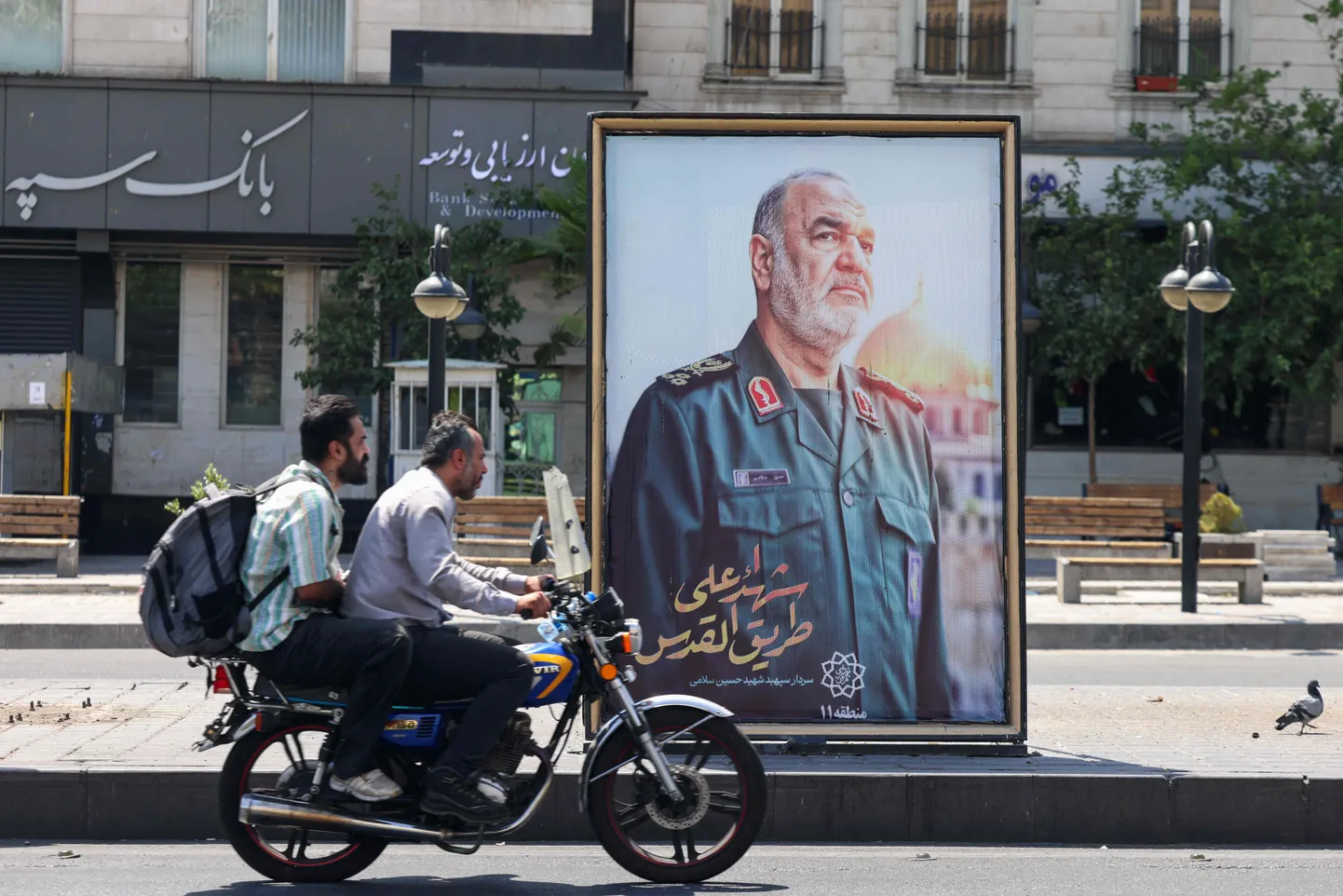 Iisraeli rünnakus tapetud  Iraani revolutsioonilise kaardiväe ülema Hossein Salami poster Teheranis.