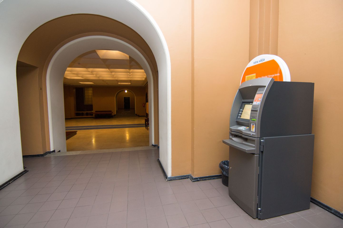 Pangaautomaat riigikogu hoones