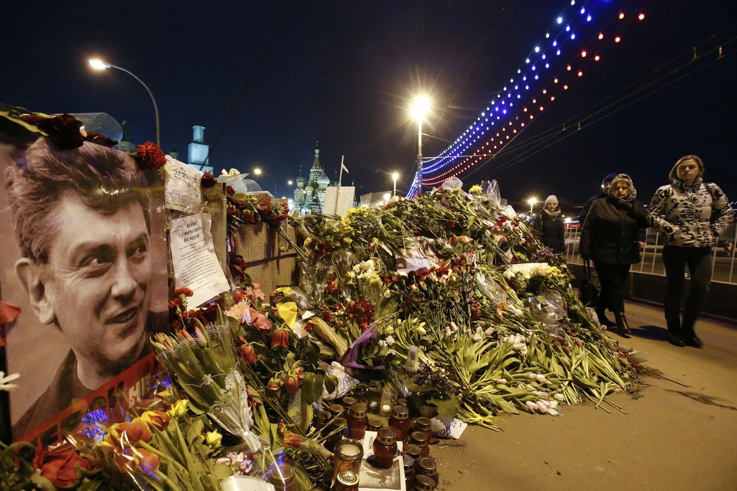 Lilled Moskvas Bolšoi Moskvoretski sillal 9. märtsil. Opositsionäär Boriss Nemtsov mõrvati seal 27. veebruari hilisõhtul.