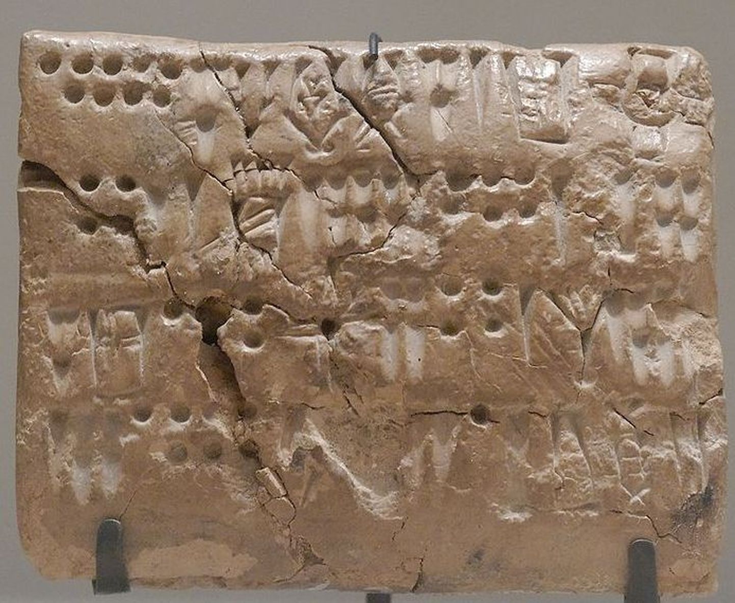 Proto elamiitide kirjutis pärineb tänapäeva Iraani alalt ajavahemikust  3200 – 3000 eKr.