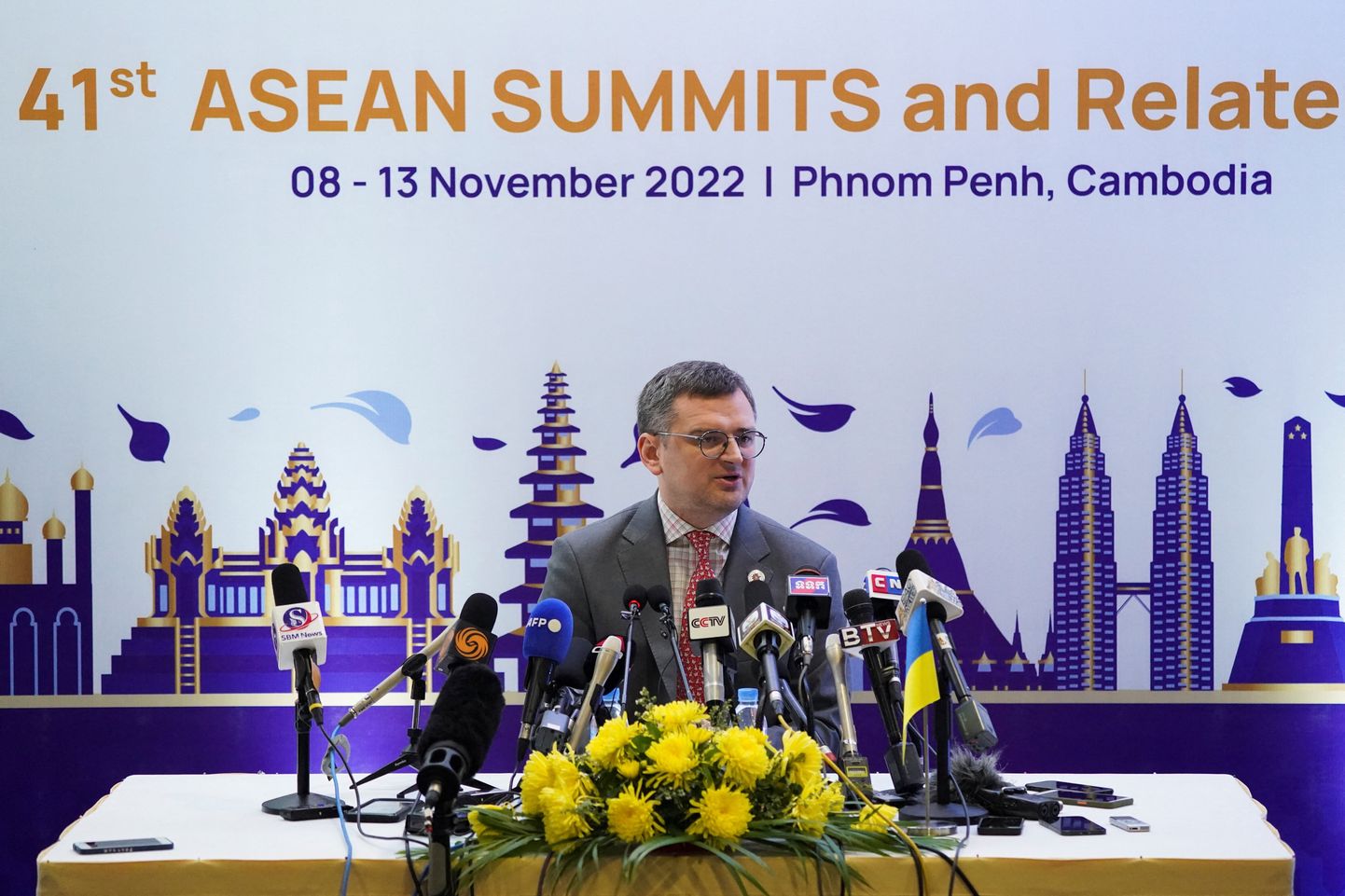 Ukraina välisminister Dmõtro Kuleba rääkimas Kambodžas ASEAN-i tippkohtumisel ajakirjanikega.